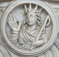Мраморное изображение Гелиоса на стене храма